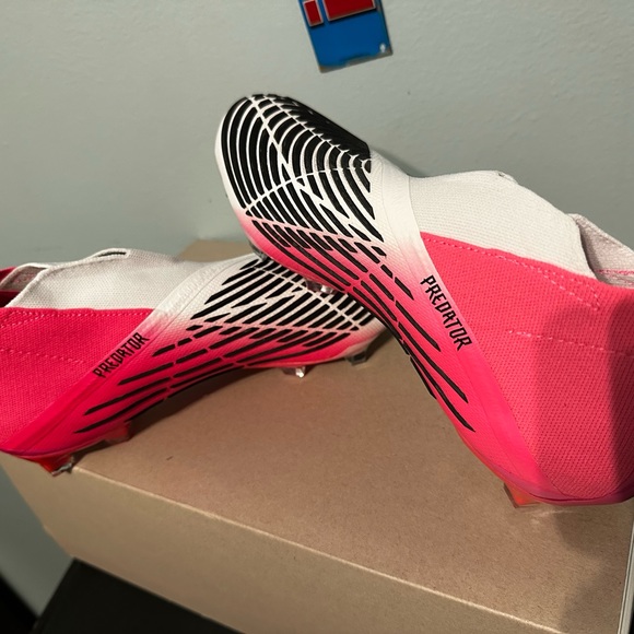 ADIDAS PREDATOR CLEATS WHITE AND PINK SIZE 8.5 - Picture 6 of 7